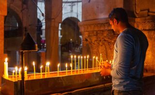 Jerusalem,,israel,,09/11/2016:,a,believing,man,puts,candles,and,prays